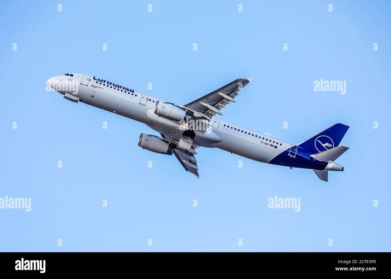 Lufthansa, Airbus A321-231 décollage à l'aéroport international de Dusseldorf, D-AIDI, Dusseldorf, Rhénanie-du-Nord-Westphalie, Allemagne Banque D'Images