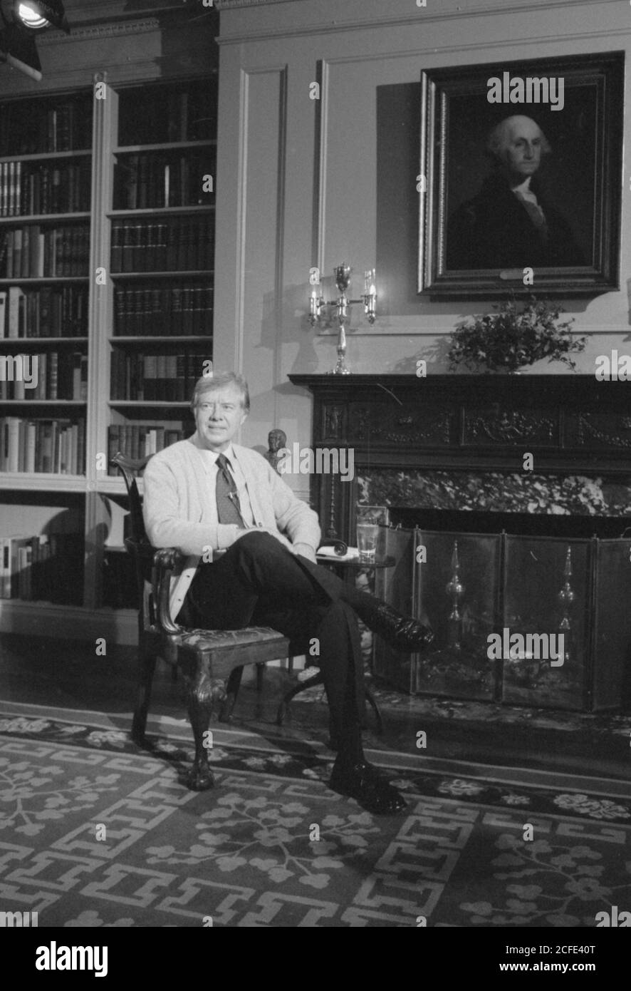 Photographie de Jimmy carter dans la bibliothèque de la Maison Blanche lors d'une conversation télévisée Fireside sur Energy CA. 2 février 1977 Banque D'Images