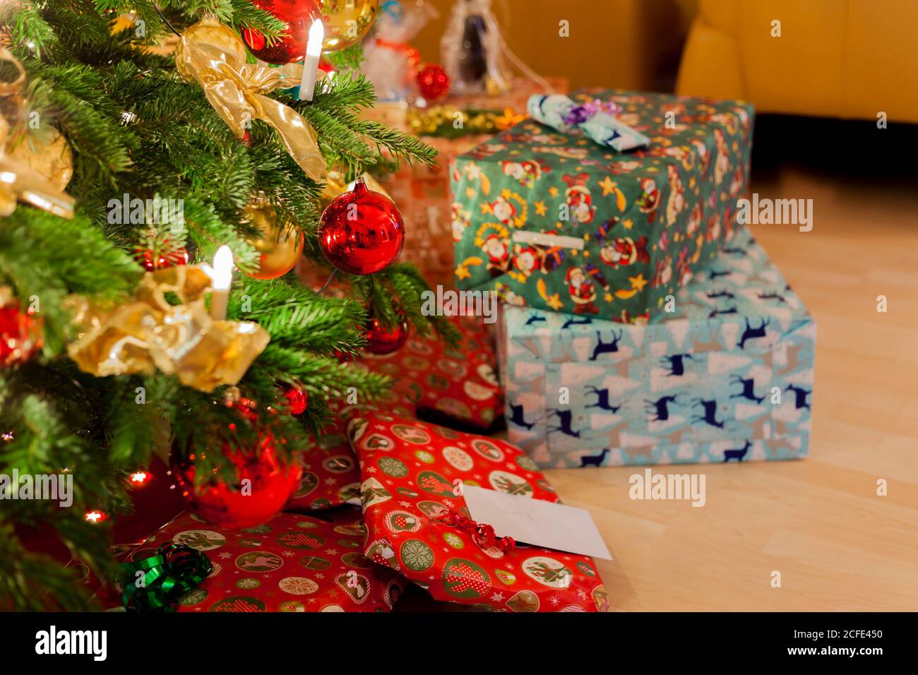 Allemagne, Bavière, Noël, nuit silencieuse, 24. Décembre, fête de Noël,  arbre, soirée, cadeaux de Noël devant l'arbre de noël Photo Stock - Alamy