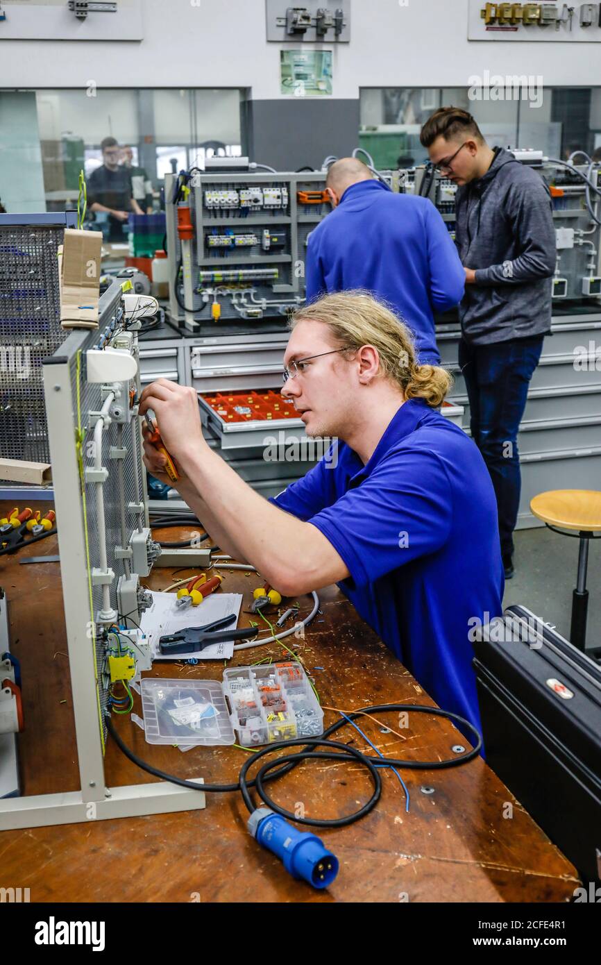 Remscheid, Rhénanie-du-Nord-Westphalie, Allemagne - apprentis dans les professions électriques ici avec la formation de base, centre de formation professionnelle de la Banque D'Images