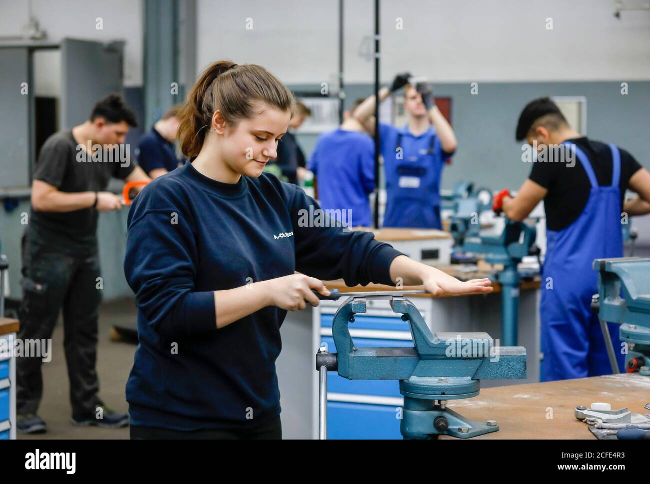 Remscheid, Rhénanie-du-Nord-Westphalie, Allemagne - apprentis dans les métiers de la métallurgie ici à la formation de base, centre de formation professionnelle du Remscheid Banque D'Images