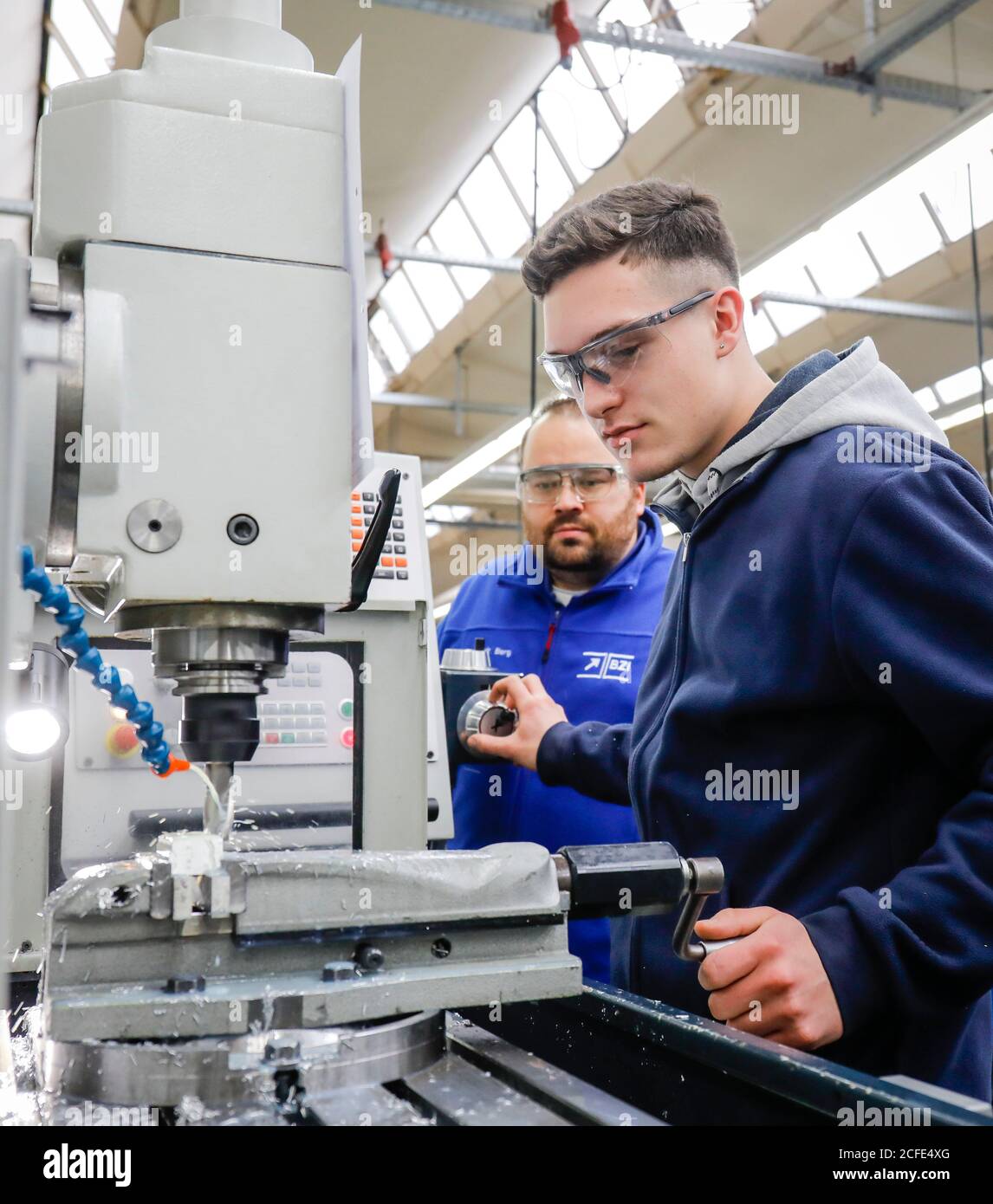 Remscheid, Rhénanie-du-Nord-Westphalie, Allemagne - apprentis dans les métiers de la métallurgie, ici avec des formateurs sur une machine-outil, centre de formation professionnelle de Banque D'Images