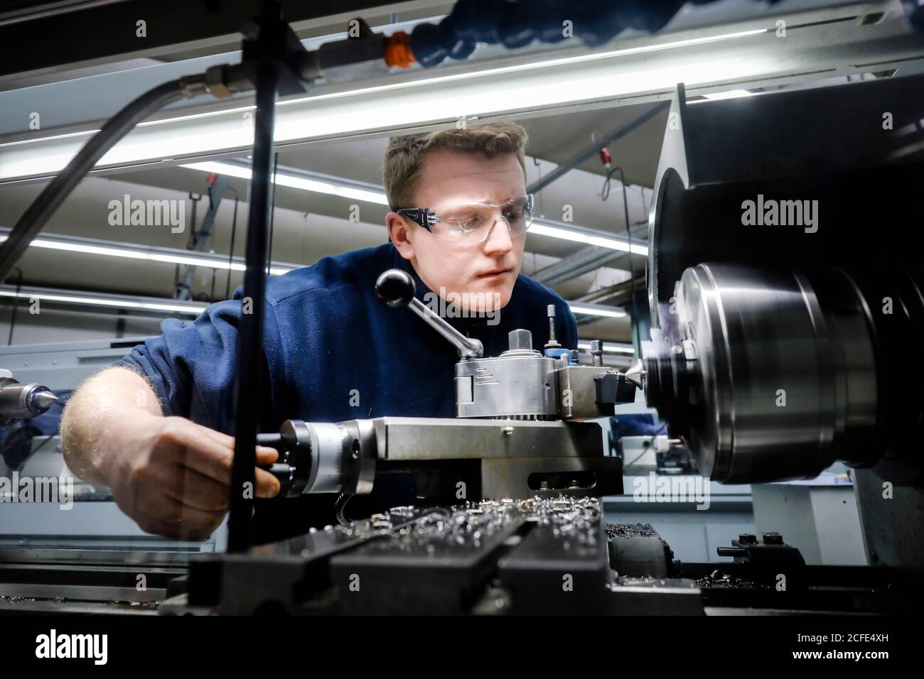 Remscheid, Rhénanie-du-Nord-Westphalie, Allemagne - apprentis dans les métiers de la métallurgie, ici dans une machine-outil, centre de formation professionnelle du Remscheid Banque D'Images