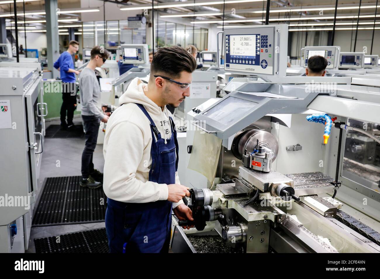 Remscheid, Rhénanie-du-Nord-Westphalie, Allemagne - des apprentis dans les métiers de la métallurgie travaillent au tour, centre de formation professionnelle du Remscheid Metal Banque D'Images