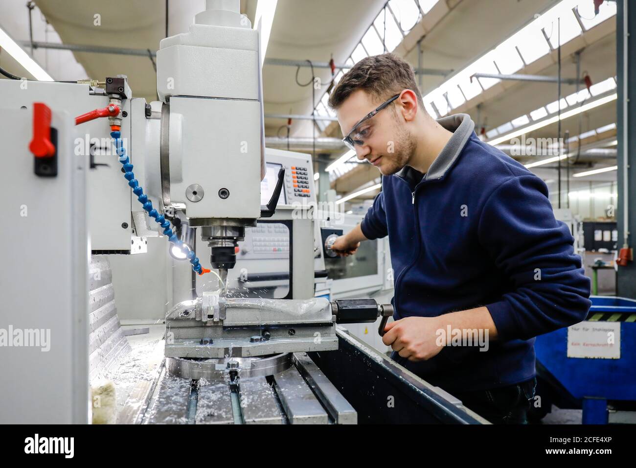 Remscheid, Rhénanie-du-Nord-Westphalie, Allemagne - apprentis dans les métiers de la métallurgie, ici dans une machine-outil, centre de formation professionnelle du Remscheid Banque D'Images