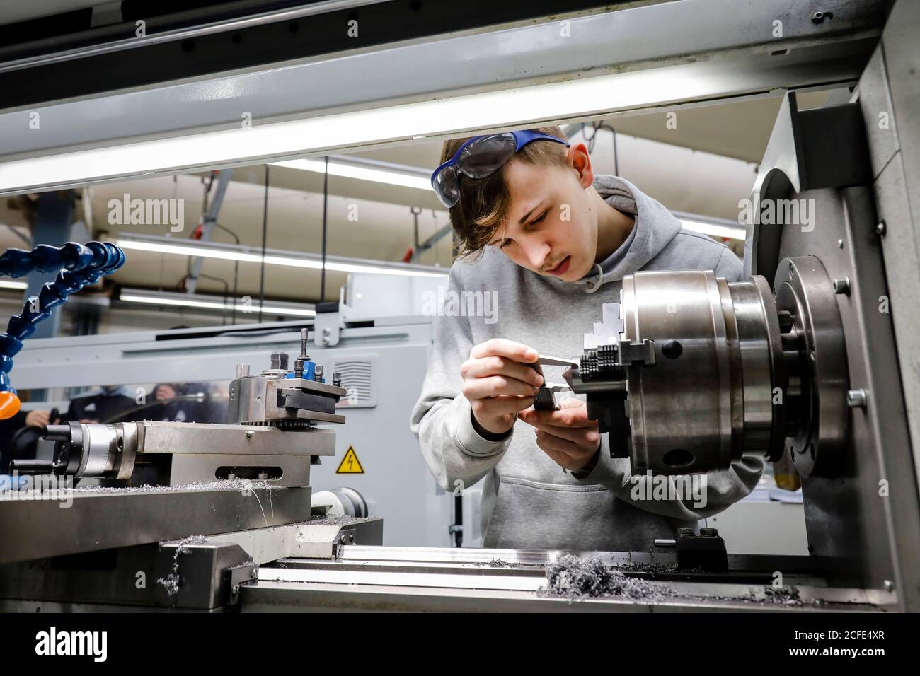 Remscheid, Rhénanie-du-Nord-Westphalie, Allemagne - apprentis dans les métiers de la métallurgie, ici dans une machine-outil, centre de formation professionnelle du Remscheid Banque D'Images