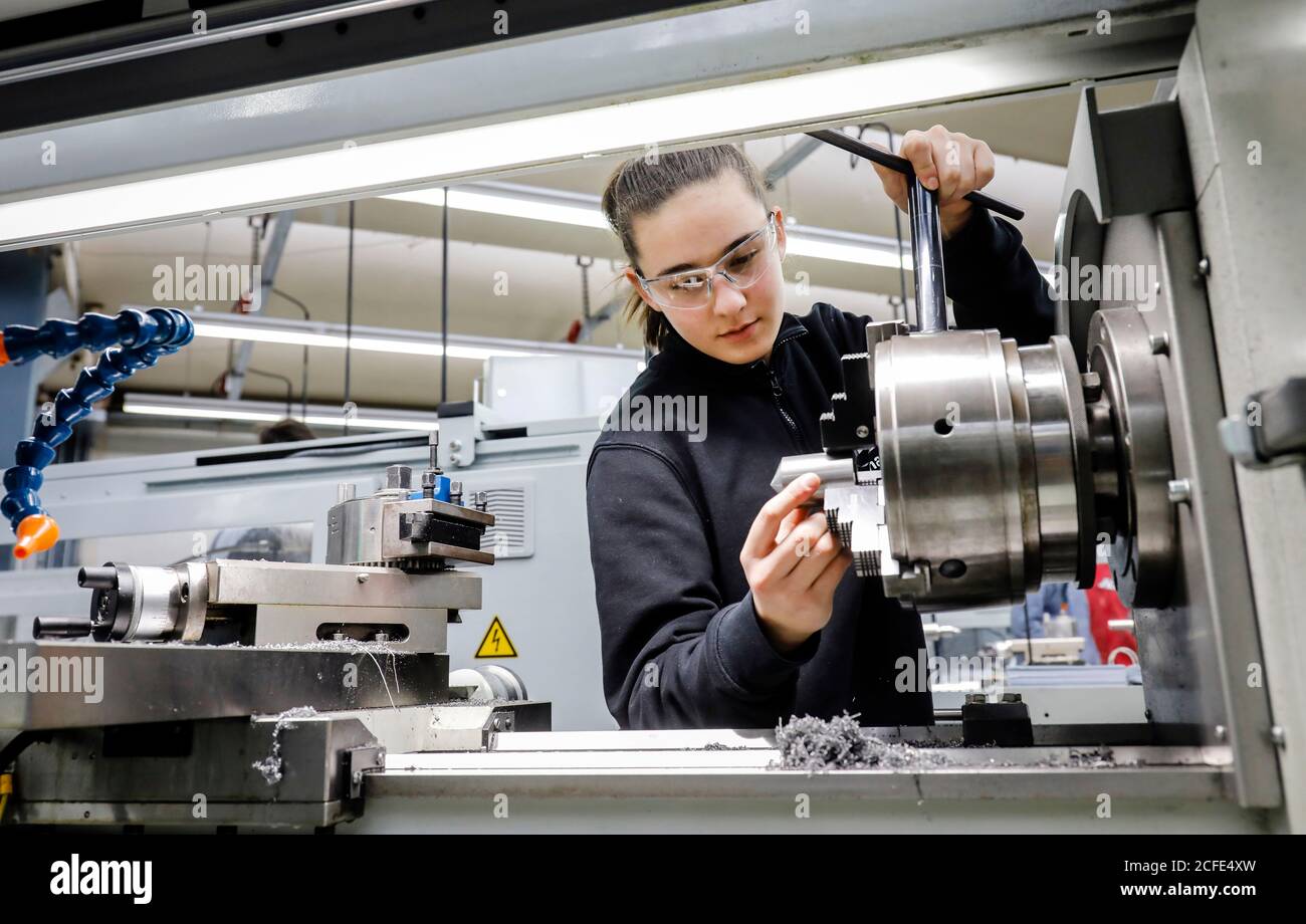 Remscheid, Rhénanie-du-Nord-Westphalie, Allemagne - stagiaire femme dans les métiers de la métallurgie, ici à une machine-outil, centre de formation professionnelle du Remscheid Banque D'Images