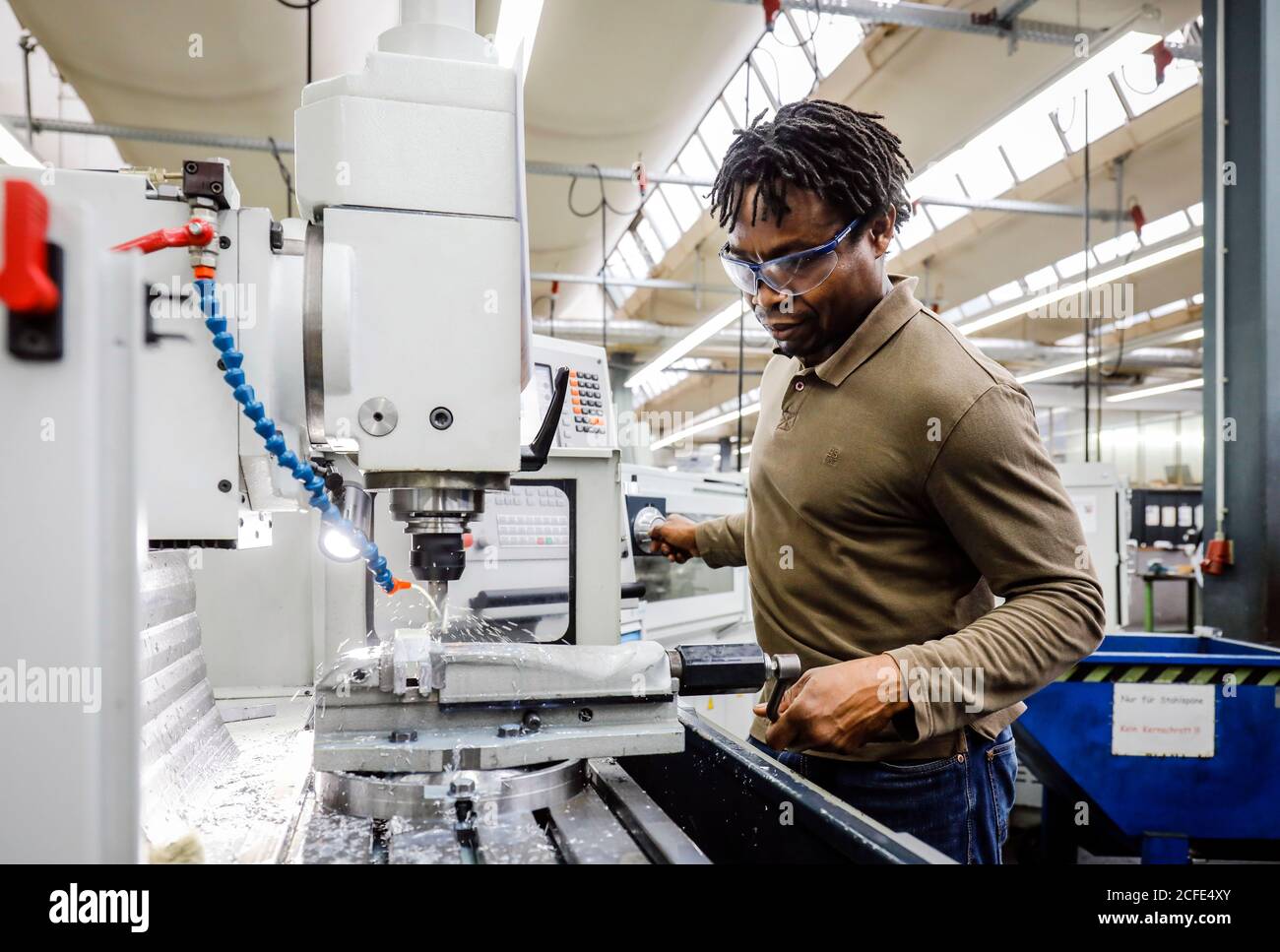 Remscheid, Rhénanie-du-Nord-Westphalie, Allemagne - apprentis dans les métiers de la métallurgie, ici dans une machine-outil, centre de formation professionnelle du Remscheid Banque D'Images