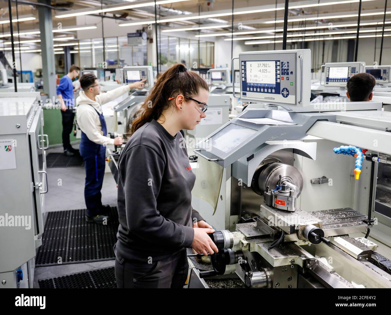 Remscheid, Rhénanie-du-Nord-Westphalie, Allemagne - stagiaire femme en métiers de métal travaillant au tour, centre de formation professionnelle du Remscheid Banque D'Images