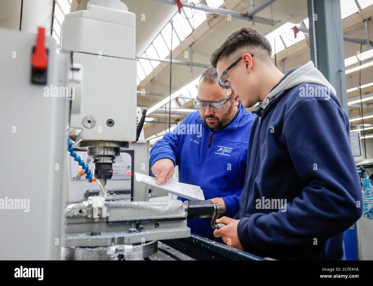 Remscheid, Rhénanie-du-Nord-Westphalie, Allemagne - apprentis dans les métiers de la métallurgie, ici avec des formateurs sur une machine-outil, centre de formation professionnelle de Banque D'Images