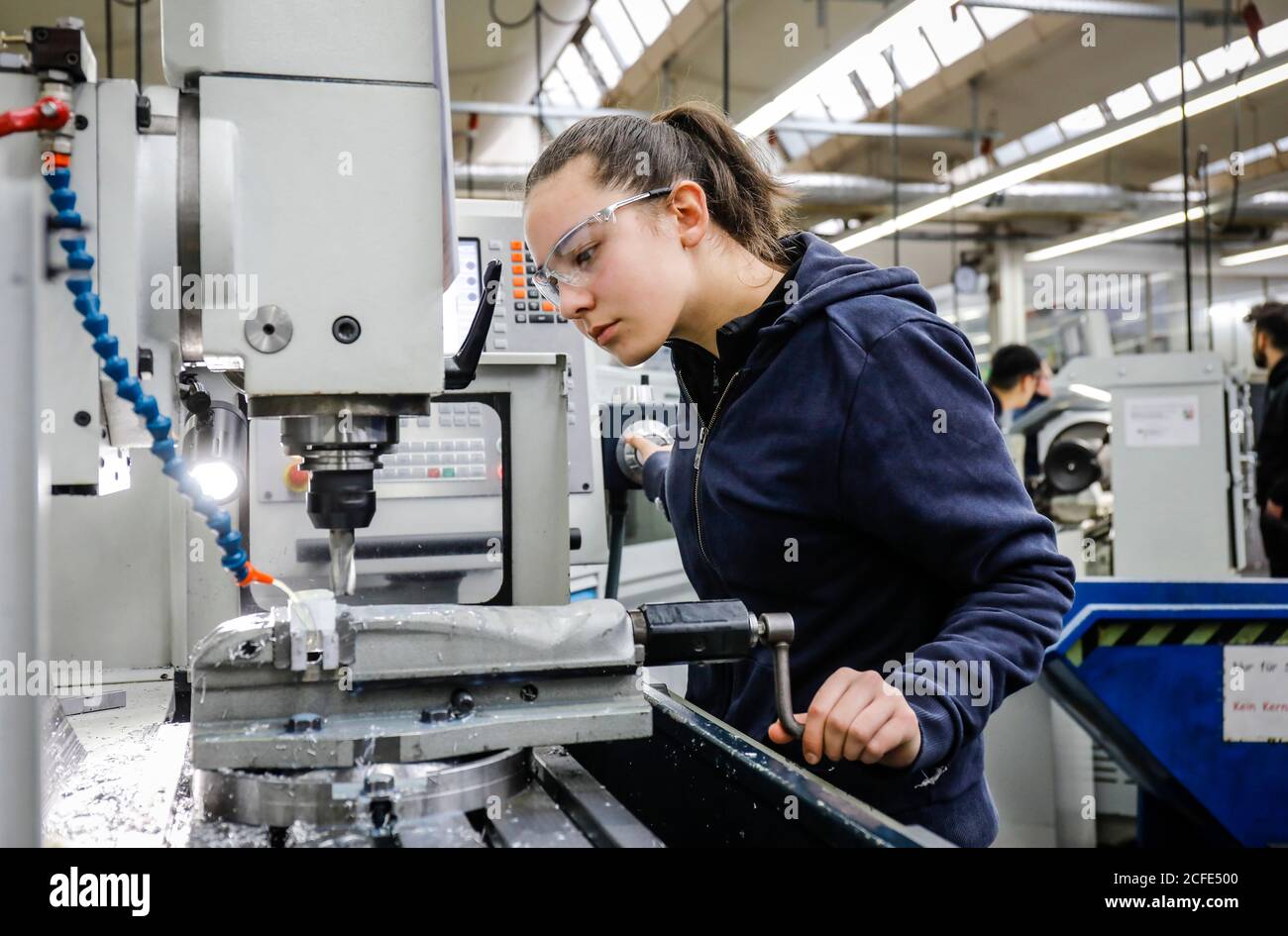Remscheid, Rhénanie-du-Nord-Westphalie, Allemagne - stagiaire femme dans les métiers de la métallurgie, ici à une machine-outil, centre de formation professionnelle du Remscheid Banque D'Images
