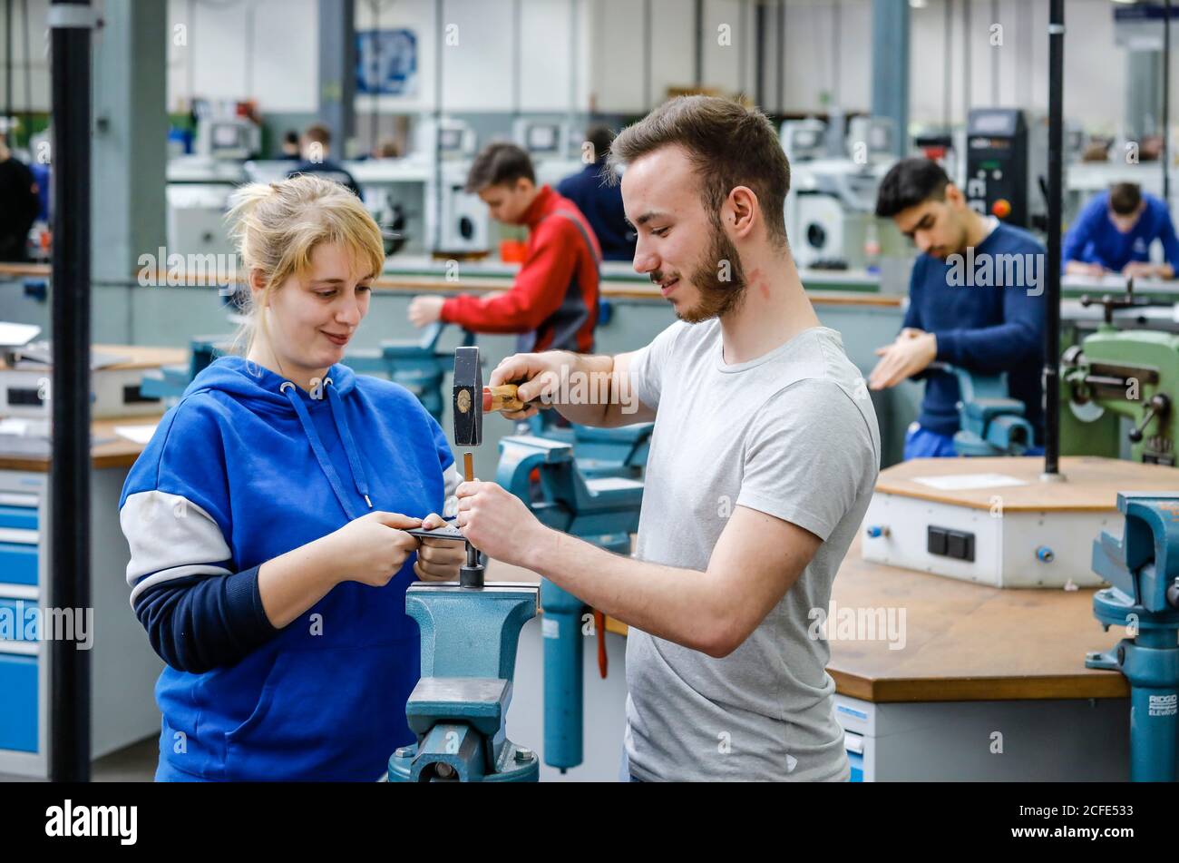 Remscheid, Rhénanie-du-Nord-Westphalie, Allemagne - apprentis dans les métiers de la métallurgie ici à la formation de base, centre de formation professionnelle du Remscheid Banque D'Images