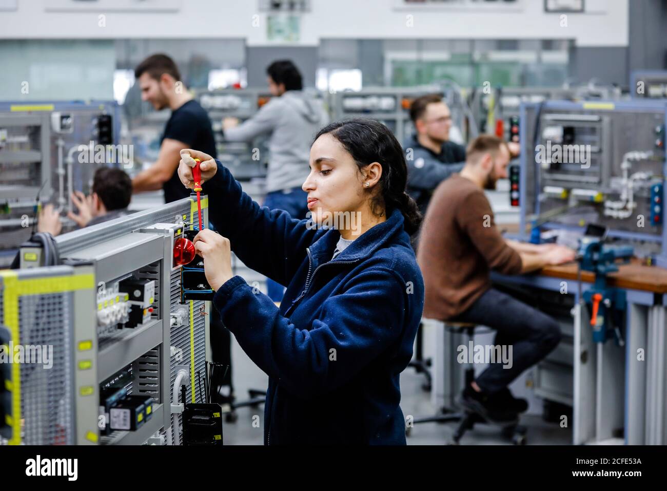 Remscheid, Rhénanie-du-Nord-Westphalie, Allemagne - stagiaire femme dans les professions électriques, un électricien industriel assemble un circuit, professionnel Banque D'Images