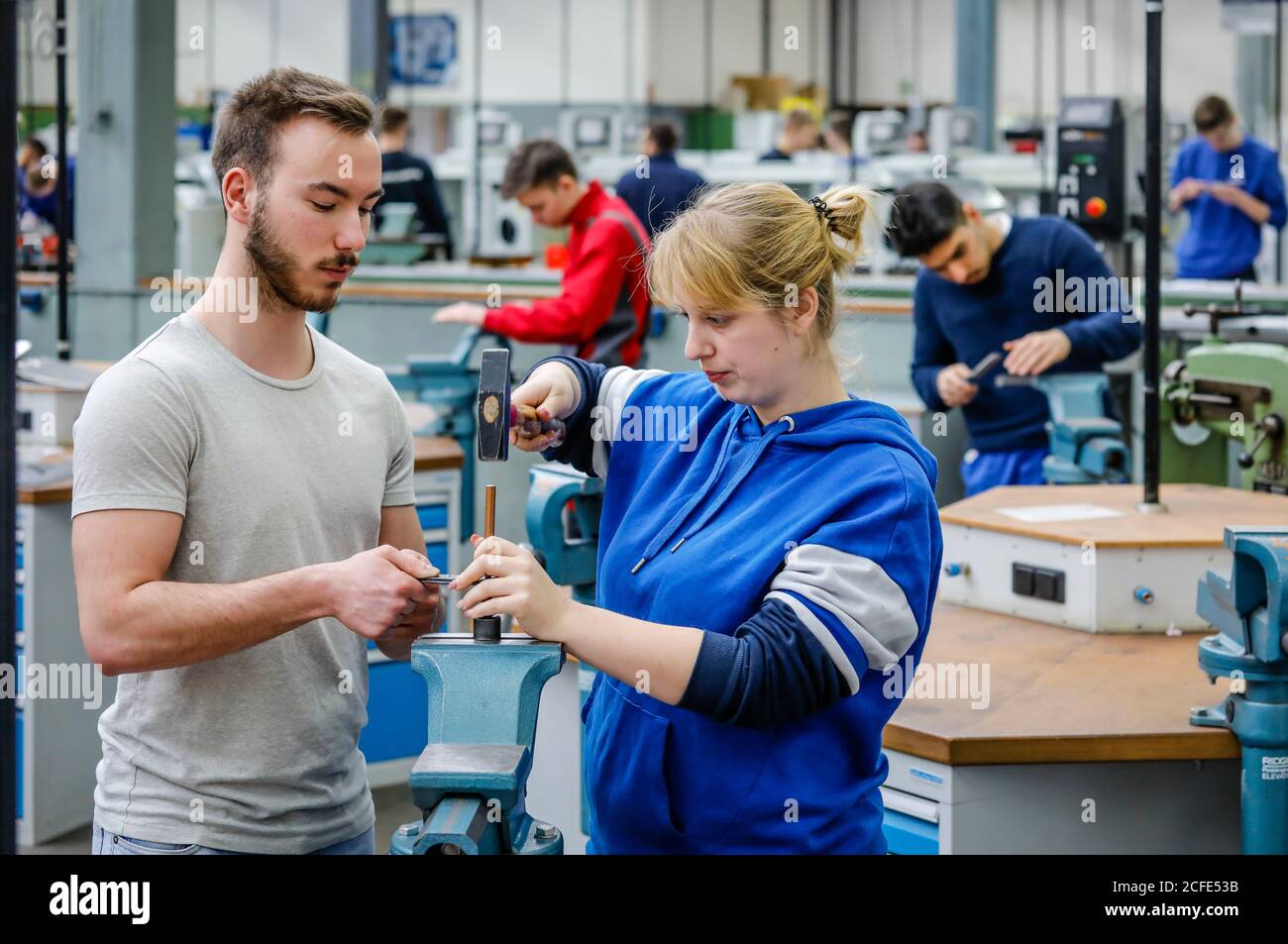 Remscheid, Rhénanie-du-Nord-Westphalie, Allemagne - apprentis dans les métiers de la métallurgie ici à la formation de base, centre de formation professionnelle du Remscheid Banque D'Images