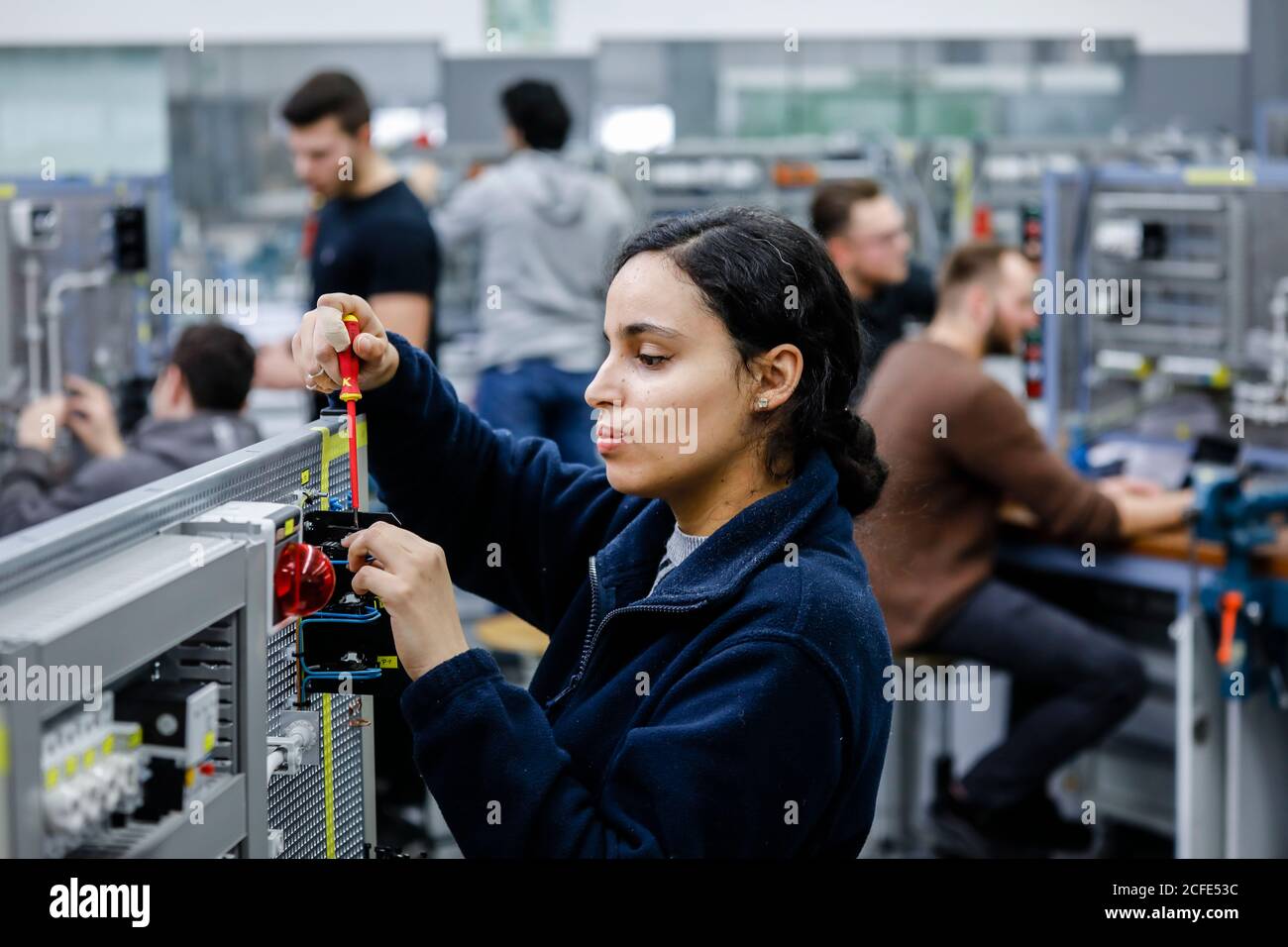 Remscheid, Rhénanie-du-Nord-Westphalie, Allemagne - stagiaire femme dans les professions électriques, un électricien industriel assemble un circuit, professionnel Banque D'Images