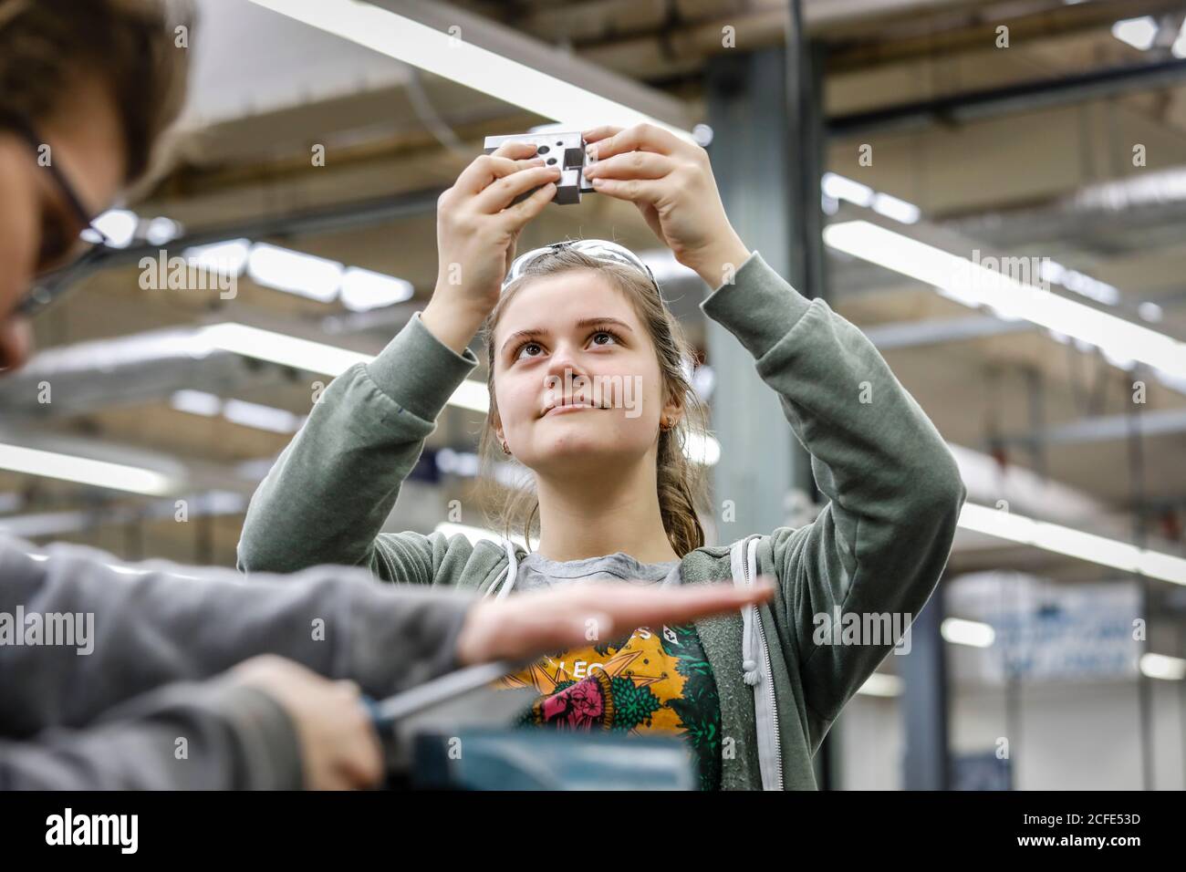 Remscheid, Rhénanie-du-Nord-Westphalie, Allemagne - stagiaire dans les professions du métal Voici un testeur de matériaux pendant la formation de base, la formation professionnelle Banque D'Images