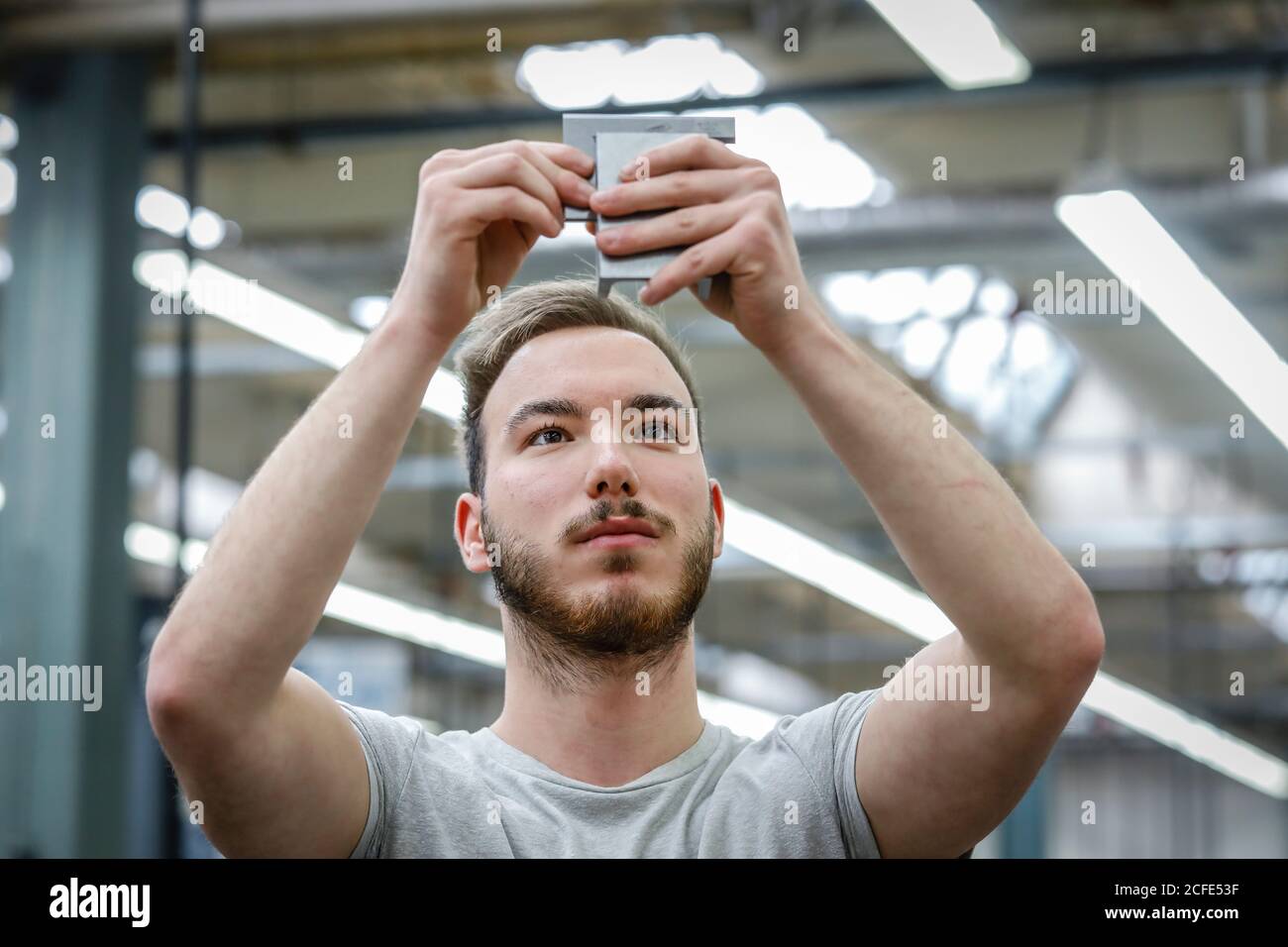 Remscheid, Rhénanie-du-Nord-Westphalie, Allemagne - apprentis dans les métiers de la métallurgie ici à la formation de base, centre de formation professionnelle du Remscheid Banque D'Images