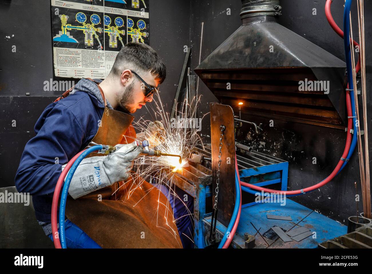 Remscheid, Rhénanie-du-Nord-Westphalie, Allemagne - stagiaires en métiers de la métallurgie ici au soudage, centre de formation professionnelle de la Remscheid Metal and Banque D'Images