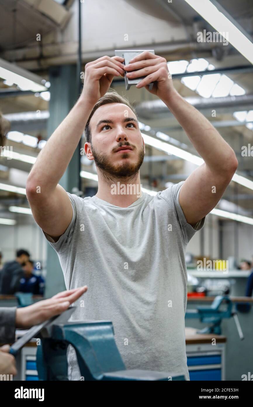 Remscheid, Rhénanie-du-Nord-Westphalie, Allemagne - apprentis dans les métiers de la métallurgie ici à la formation de base, centre de formation professionnelle du Remscheid Banque D'Images