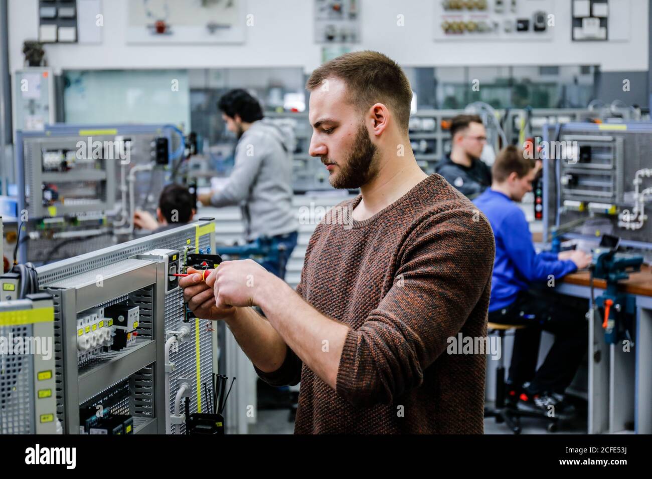 Remscheid, Rhénanie-du-Nord-Westphalie, Allemagne - apprentis dans les professions électriques, un électricien industriel assemble un circuit, professionnel Banque D'Images