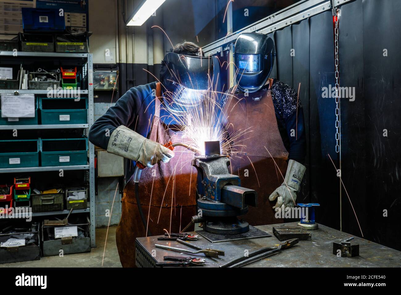 Remscheid, Rhénanie-du-Nord-Westphalie, Allemagne - stagiaires en métiers de la métallurgie ici au soudage, centre de formation professionnelle de la Remscheid Metal and Banque D'Images