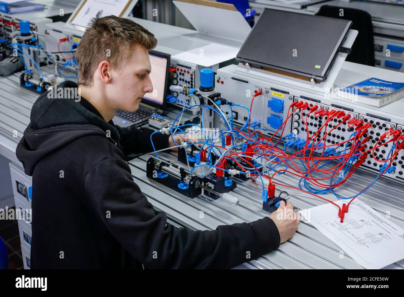 Remscheid, Rhénanie-du-Nord-Westphalie, Allemagne - apprentis dans les métiers du métal et de l'électricité, un mécanicien industriel assemble un électro-pneumatique Banque D'Images