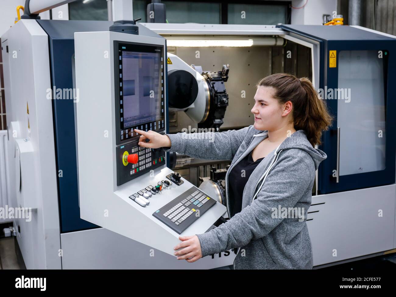 Remscheid, Rhénanie-du-Nord-Westphalie, Allemagne - stagiaire femme dans les métiers de la métallurgie, ici dans une machine CNC-outil, centre de formation professionnelle de la Banque D'Images