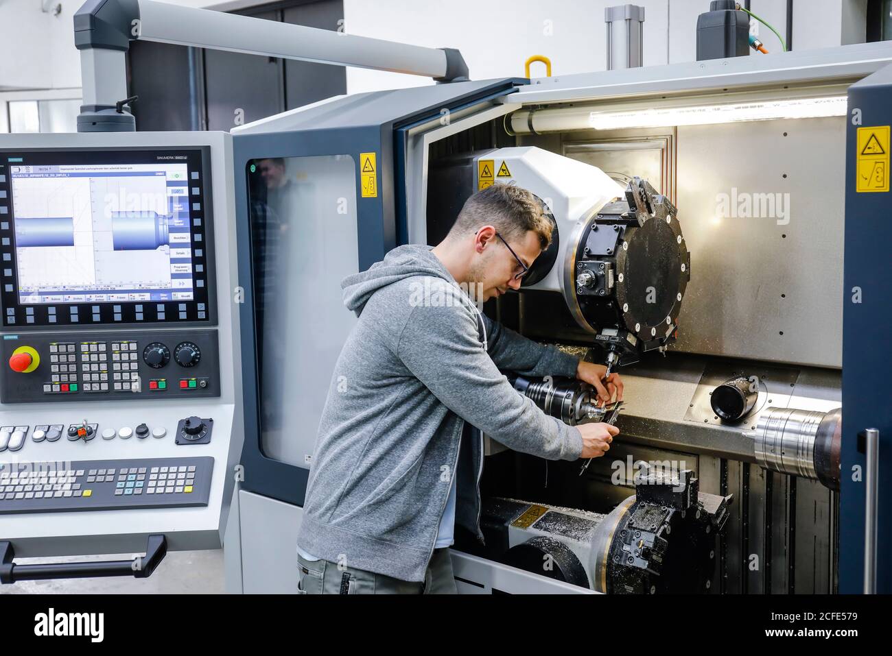 Remscheid, Rhénanie-du-Nord-Westphalie, Allemagne - stagiaire dans les métiers du métal, ici dans une machine CNC, centre de formation professionnelle du Remscheid Banque D'Images