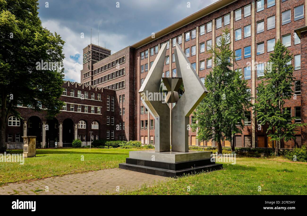 Hôtel de ville et sculpture en aluminium et acier inoxydable Adamas de Guenter A. Steinmann, Oberhausen, région de la Ruhr, Rhénanie-du-Nord-Westphalie, Allemagne Banque D'Images