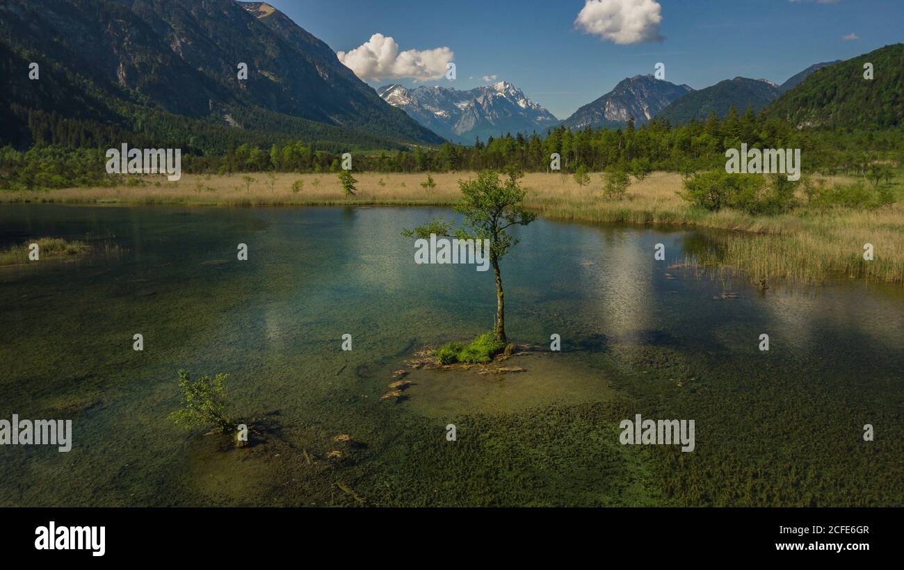 Vue aérienne des sept sources à Eschenlohe au printemps, vue vers les montagnes Wetterstein avec Alpspitze, Zugspitze et Waxensteinen, sur le Banque D'Images