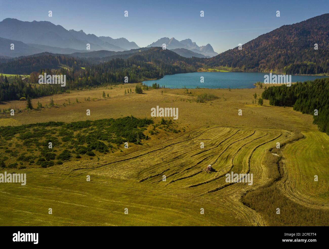 Barmsee en automne contre les montagnes de Wetterstein avec Alpspitze, Zugspitze et Waxensteinen, à droite l'Estergebirge, tracteur, champ, champ, Banque D'Images