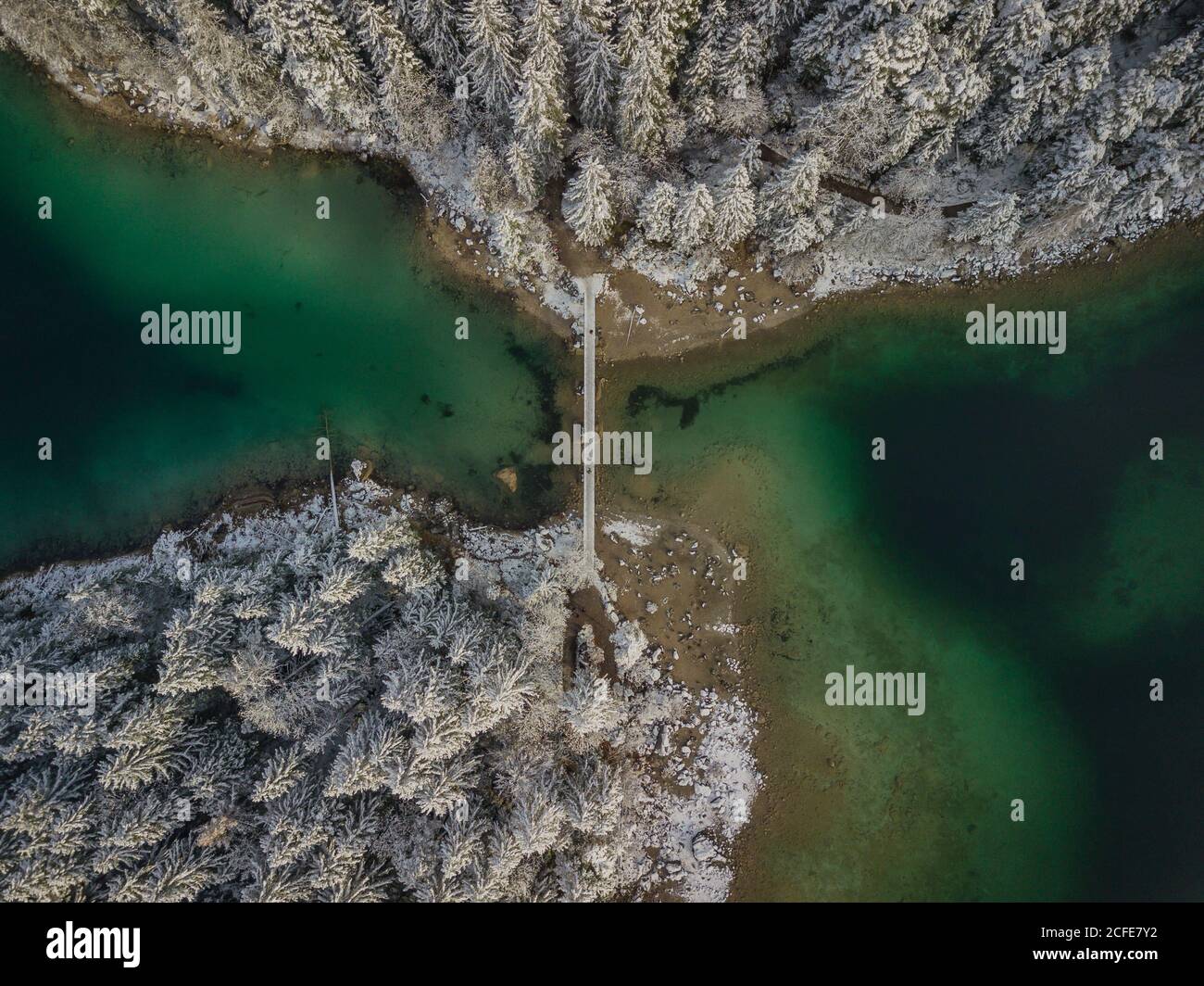 Vue aérienne du pont à Untersee (Eibsee), arbres enneigés, eau turquoise, début de l'hiver, Eibsee, Grainau, Garmisch-Partenkirchen, Banque D'Images