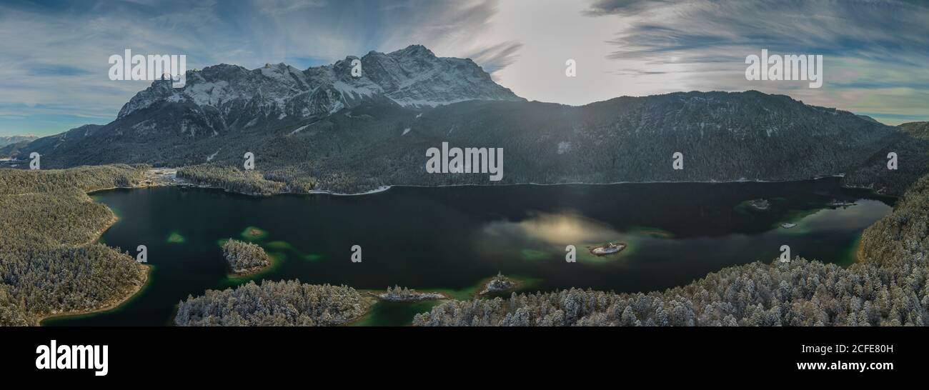 Photo panoramique de l'Eibsee avec ses îles en hiver (début de l'hiver), prise près du Braxenbucht avec une vue sur les montagnes Wetterstein Banque D'Images