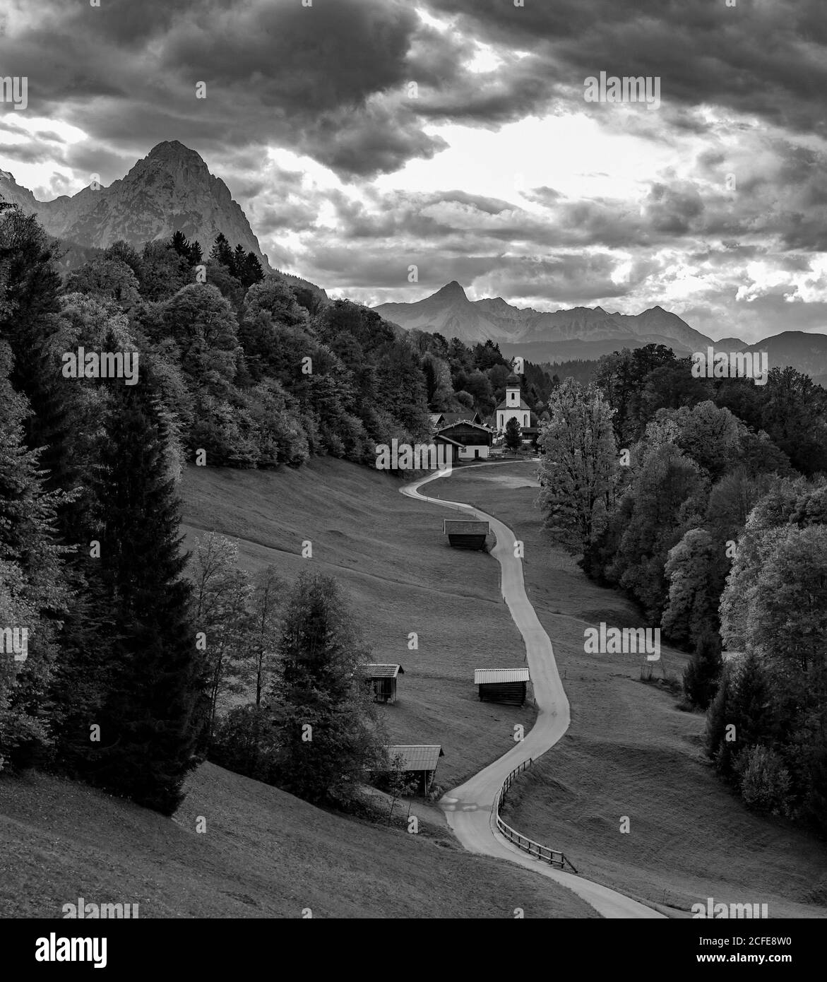 Kirchdorf Wamberg avec l'église Saint-Anna au-dessus de Garmisch-Partenkirchen en automne, Bauernstadel, promenade, arbres, nuages, Garmisch-Partenkirchen, Banque D'Images