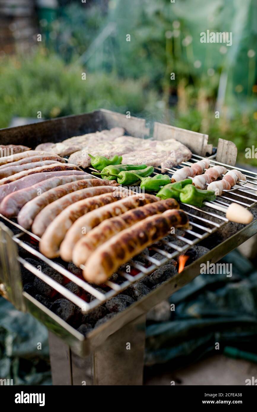 Les aliments sont grillés sur un gril Banque D'Images