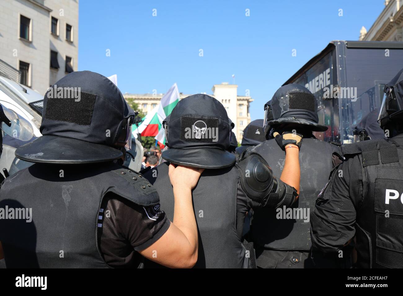 Affrontements entre la gendarmerie et les manifestants lors d'une manifestation antigouvernementale devant le Parlement de Sofia, en Bulgarie. Banque D'Images