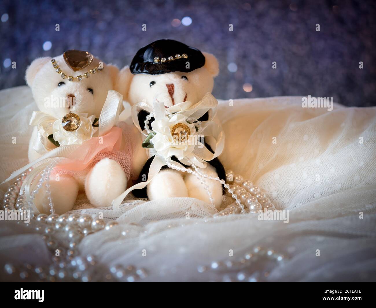 concept d'amour : couple ours en peluche en robe de mariage pour valentin carte de voeux avec fond bokeh. papier peint concept d'amour. carte d'invitation de mariage Banque D'Images