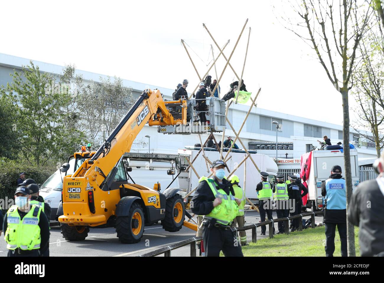 Les services d'urgence utilisent un préparateur de cerisier pour tenter d'enlever les manifestants et de démonter les écluses en bambou qu'ils utilisent pour bloquer la route à l'extérieur des imprimeries Newprinters à Broxbourne, dans le Hertfordshire. Banque D'Images