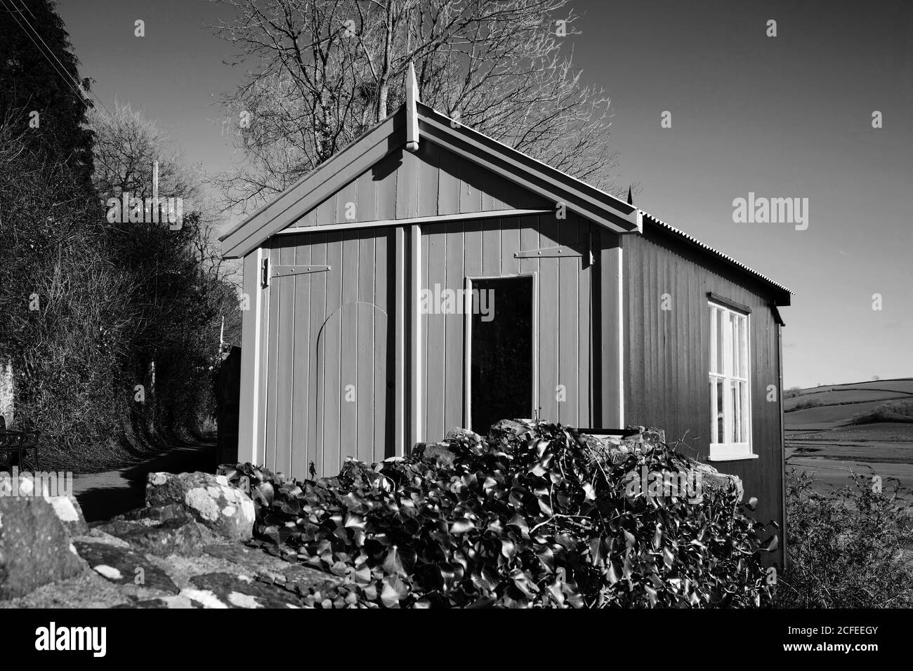 Image monochrome de Dylan Thomas poète écrivain écrivant Shed Laugharne Carmarthenshire South Wales une destination touristique galloise populaire Banque D'Images