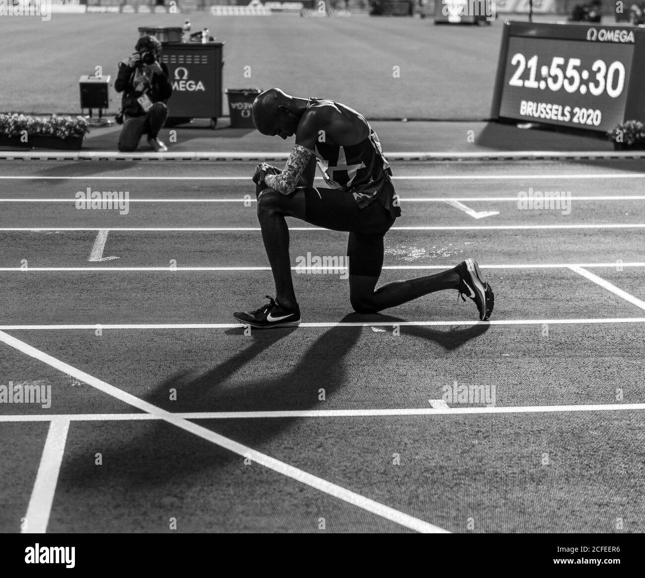 Bruxelles, Belgique. 04e septembre 2020. Mo Farah prend le genou après avoir battu le record du monde à Bruxelles Credit: News Images /Alay Live News Banque D'Images