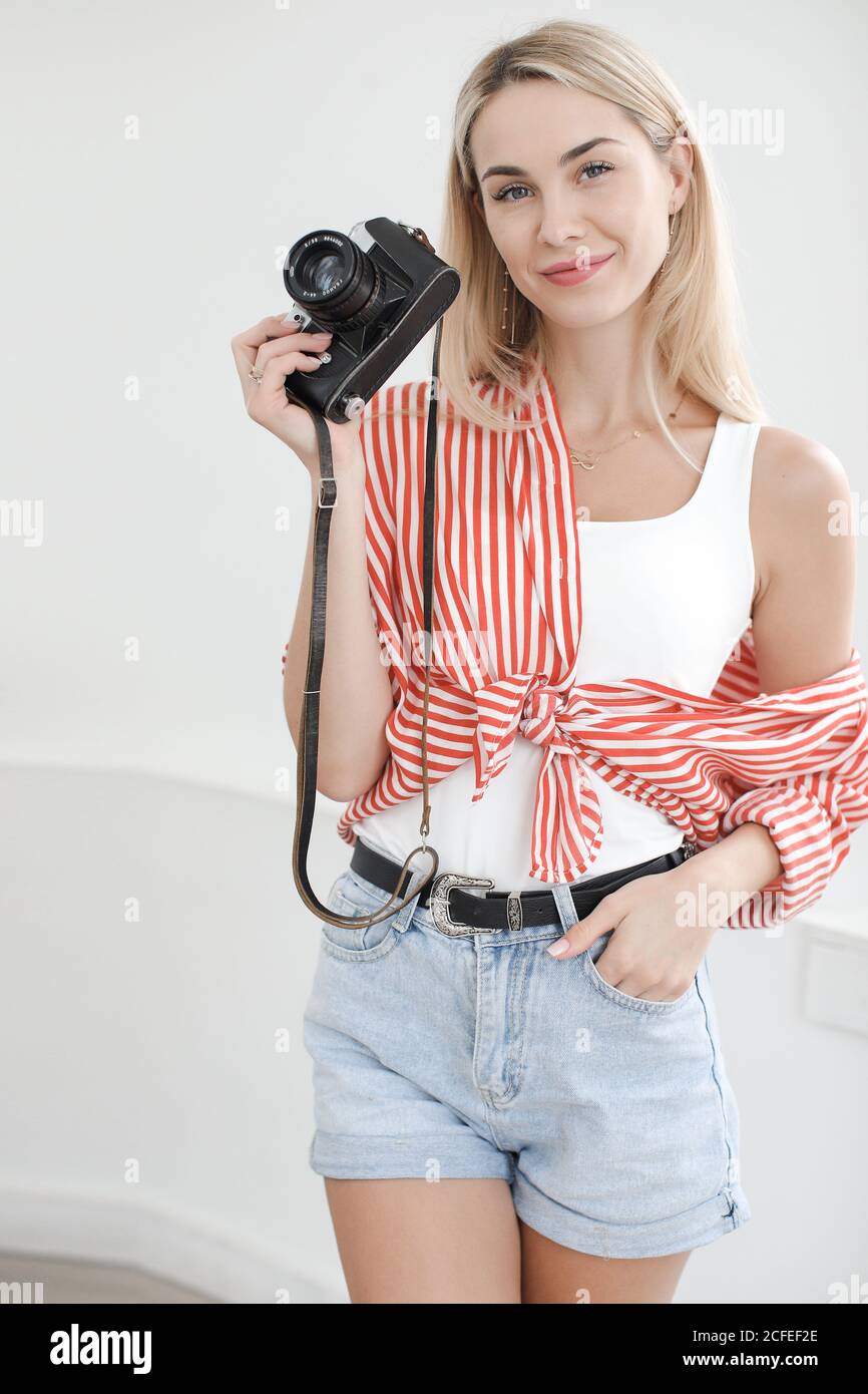 Belle jeune femme blonde avec appareil photo Banque D'Images