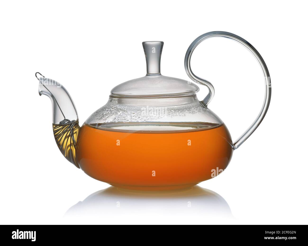 Vue latérale d'une théière en verre remplie de thé frais isolée sur blanc Banque D'Images