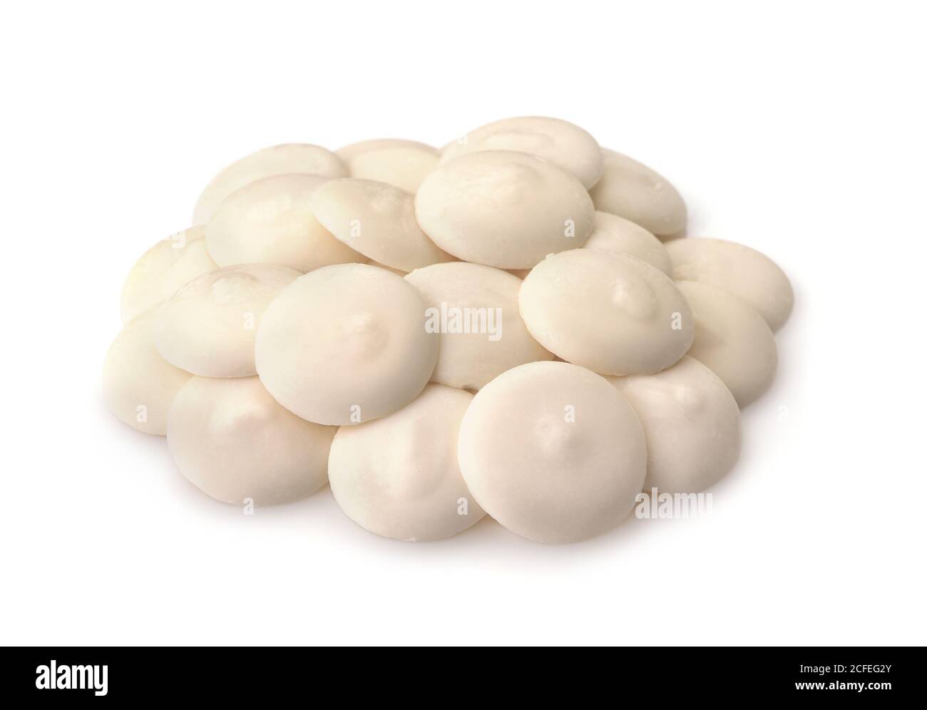 Pile de boutons de chocolat blanc isolés sur blanc Banque D'Images