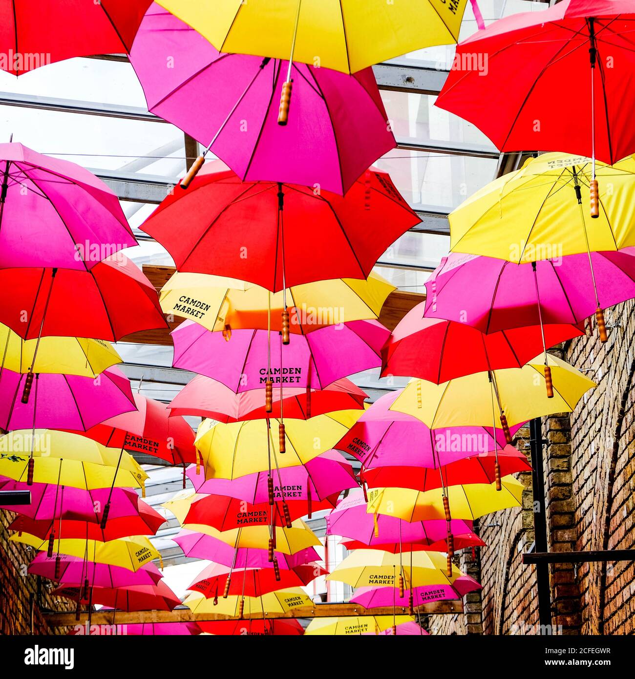 Plafond de parapluies colorés Banque de photographies et d'images à haute  résolution - Alamy