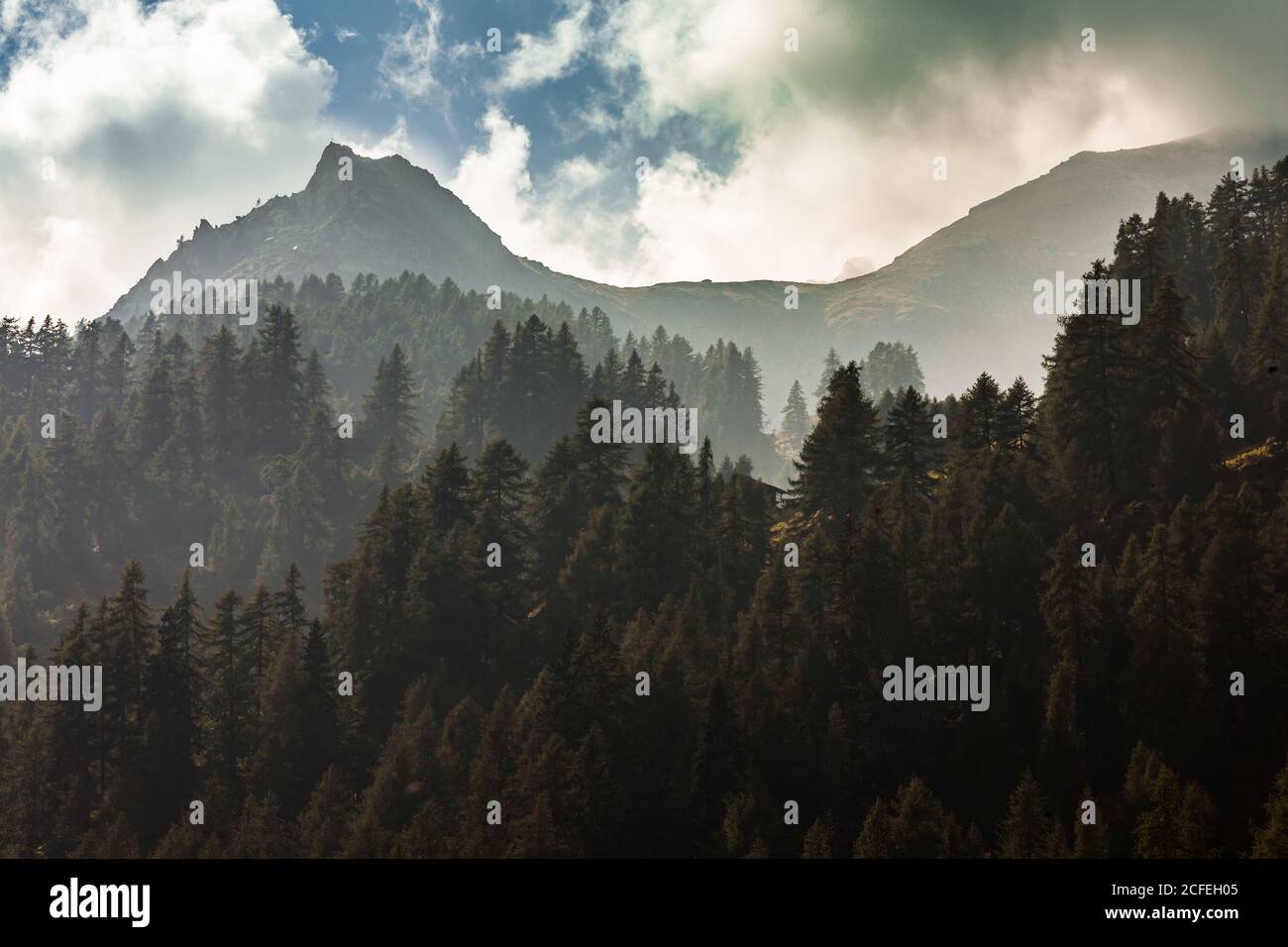 Journée brumeuse dans la vallée de la rivière Lys. Vallée d'Aoste, Italie, Europe Banque D'Images