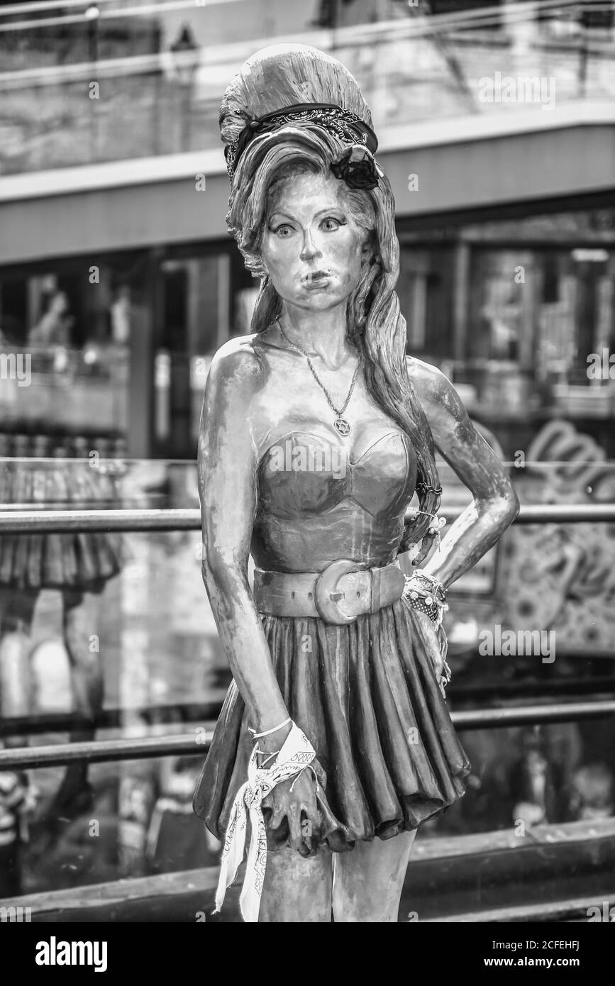 Londres, Royaume-Uni - 07 avril 2017 - statue en bronze de la chanteuse Amy Winehouse, de Scott Eaton, située dans le marché Camden Banque D'Images