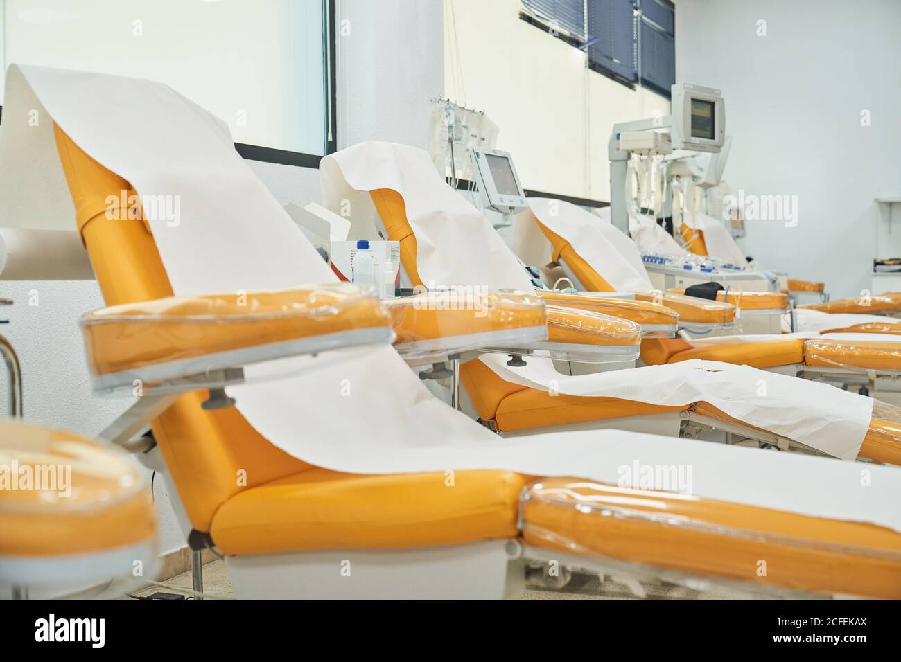 Fauteuils médicaux vides préparés pour les donneurs dans la transfusion sanguine moderne centre avec équipement contemporain Banque D'Images