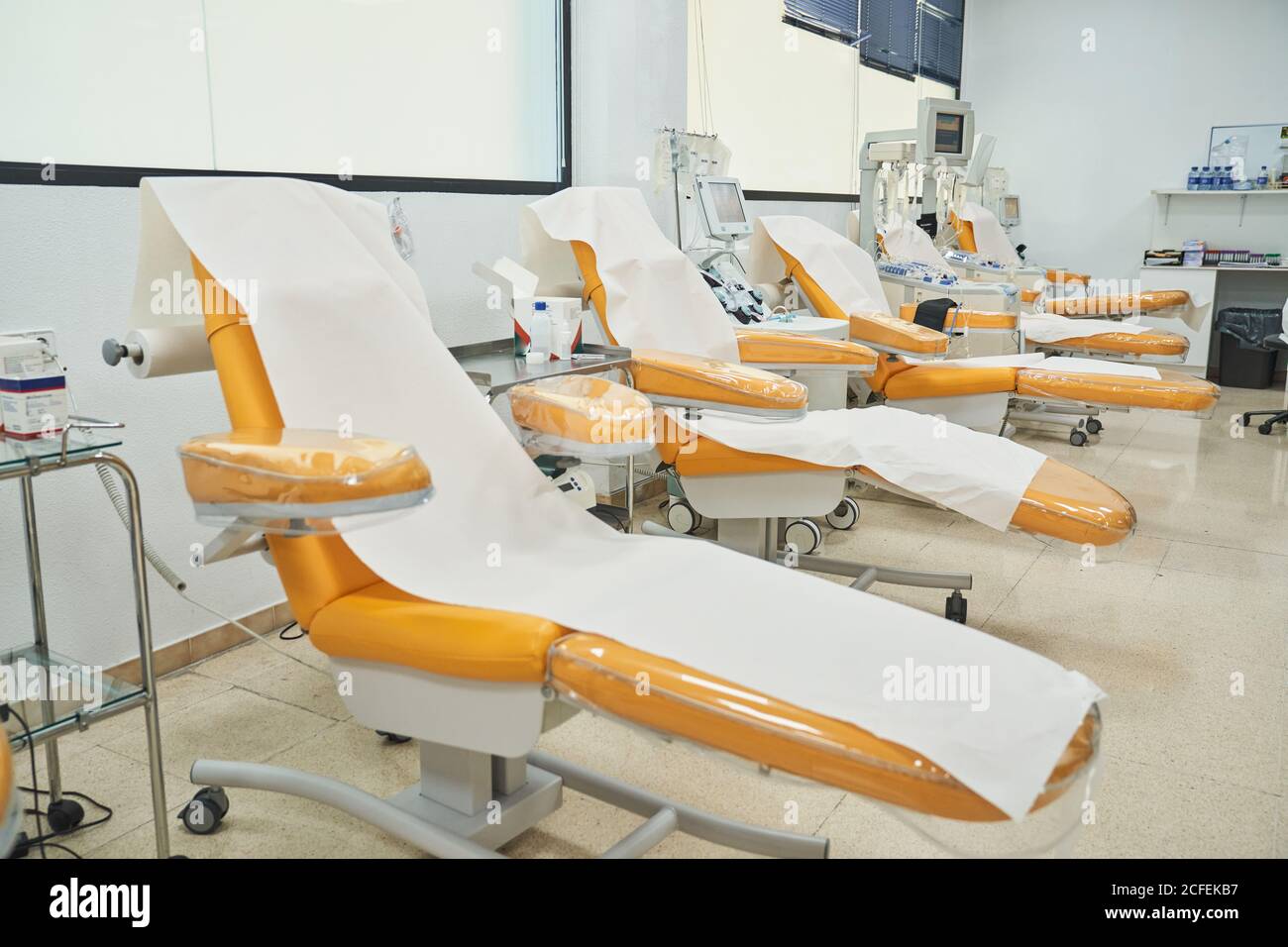 Fauteuils médicaux vides préparés pour les donneurs dans la transfusion sanguine moderne centre avec équipement contemporain Banque D'Images