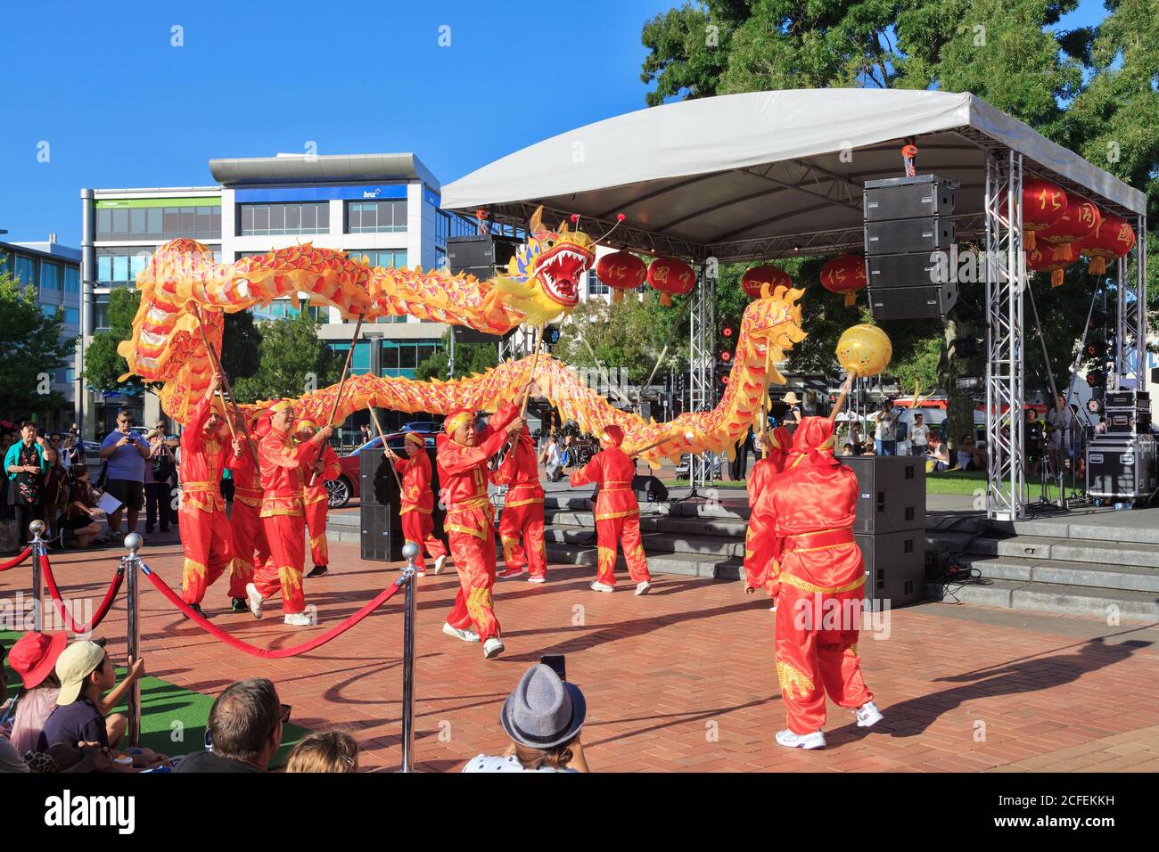 Célébrations du nouvel an chinois. Les danseurs de dragon se produisent avec un dragon rouge vif et doré devant une foule. Hamilton (Nouvelle-Zélande), 2/16/2019 Banque D'Images