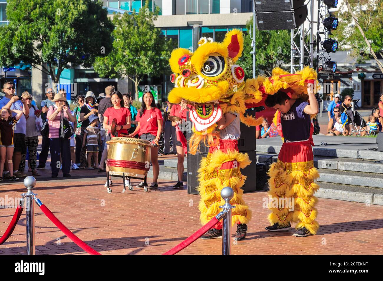 Célébrations du nouvel an chinois. Les danseurs de lion mettent leur costume devant une foule. Hamilton (Nouvelle-Zélande), 2/16/2019 Banque D'Images